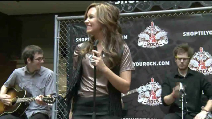 Demi Lovato  Live at Glendale Galleria  in LA for Cambio in HD 04566 Demi Lovato  Live at Glendale Galleria  in LA for Cambio in HD 04566