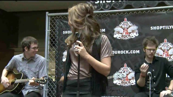 Demi Lovato  Live at Glendale Galleria  in LA for Cambio in HD 04583 Demi Lovato  Live at Glendale Galleria  in LA for Cambio in HD 04583