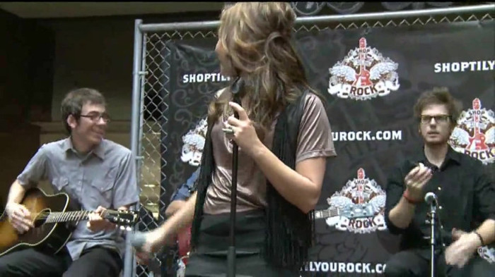 Demi Lovato  Live at Glendale Galleria  in LA for Cambio in HD 04606 Demi Lovato  Live at Glendale Galleria  in LA for Cambio in HD 04606