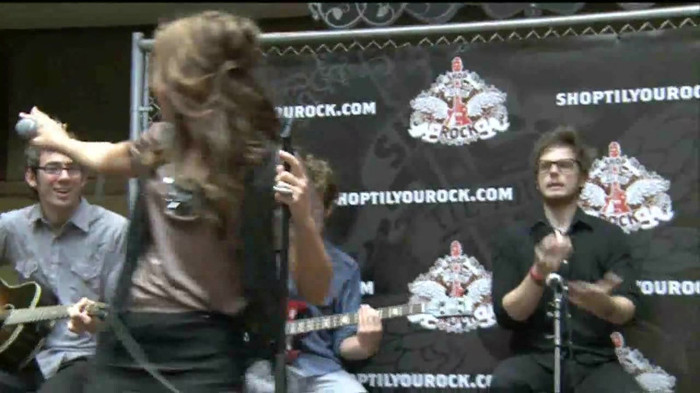 Demi Lovato  Live at Glendale Galleria  in LA for Cambio in HD 04629 Demi Lovato  Live at Glendale Galleria  in LA for Cambio in HD 04629