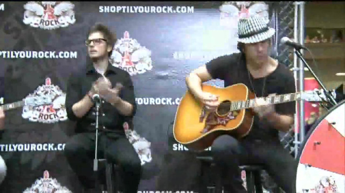 Demi Lovato  Live at Glendale Galleria  in LA for Cambio in HD 04650 Demi Lovato  Live at Glendale Galleria  in LA for Cambio in HD 04650