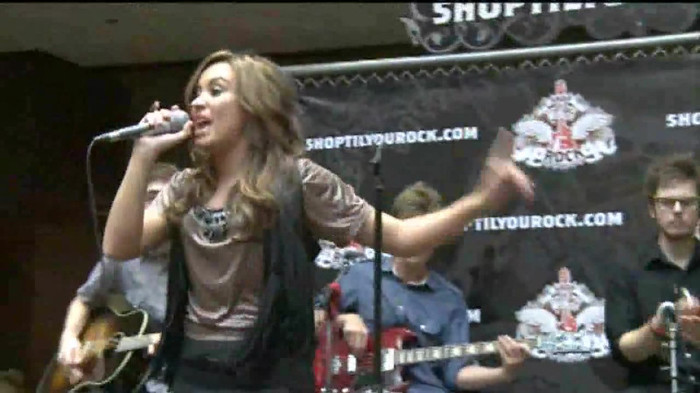 Demi Lovato  Live at Glendale Galleria  in LA for Cambio in HD 04675 Demi Lovato  Live at Glendale Galleria  in LA for Cambio in HD 04675