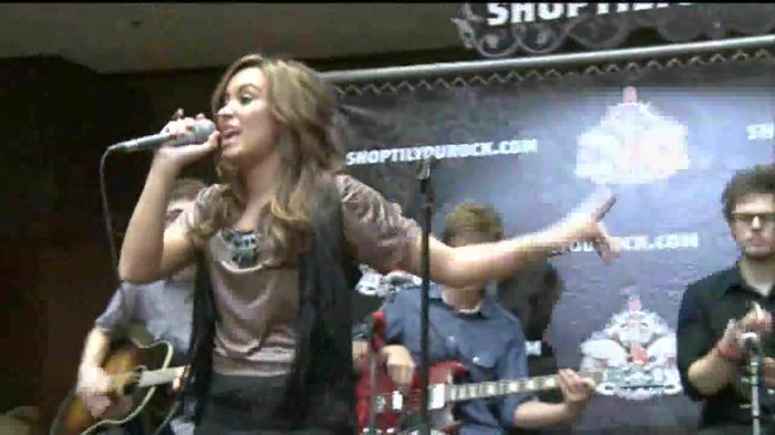 Demi Lovato  Live at Glendale Galleria  in LA for Cambio in HD 04676 Demi Lovato  Live at Glendale Galleria  in LA for Cambio in HD 04676