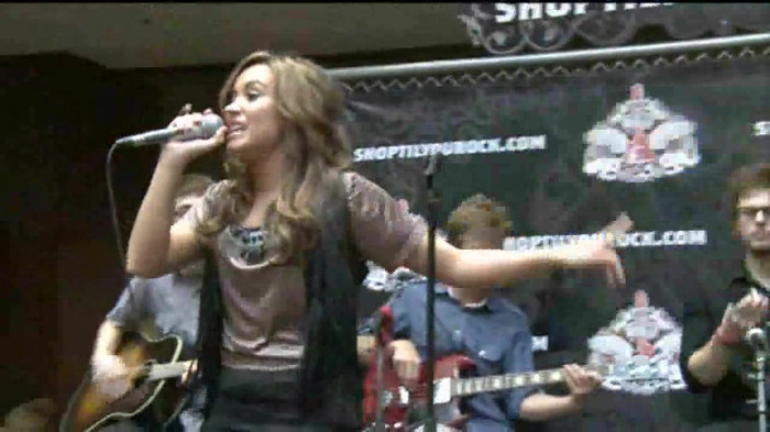 Demi Lovato  Live at Glendale Galleria  in LA for Cambio in HD 04677 Demi Lovato  Live at Glendale Galleria  in LA for Cambio in HD 04677