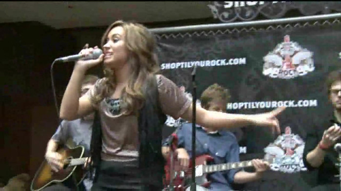 Demi Lovato  Live at Glendale Galleria  in LA for Cambio in HD 04679 Demi Lovato  Live at Glendale Galleria  in LA for Cambio in HD 04679