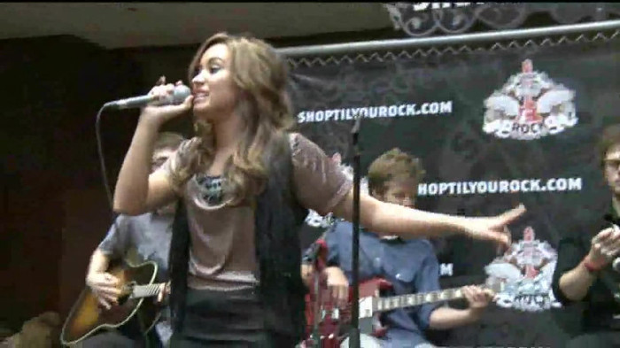 Demi Lovato  Live at Glendale Galleria  in LA for Cambio in HD 04680 Demi Lovato  Live at Glendale Galleria  in LA for Cambio in HD 04680