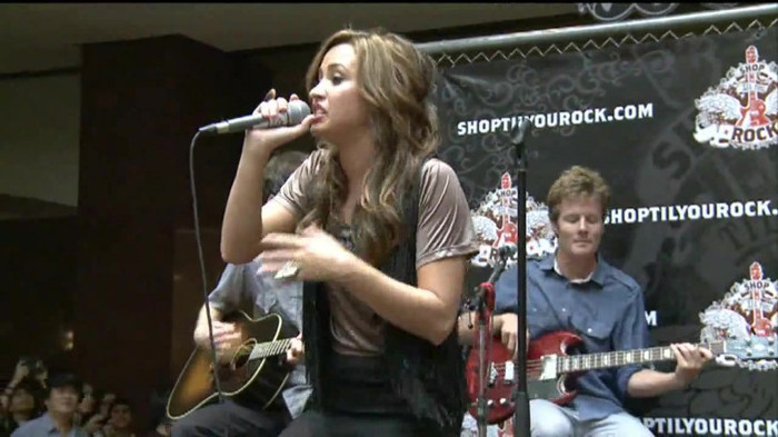 Demi Lovato  Live at Glendale Galleria  in LA for Cambio in HD 04712