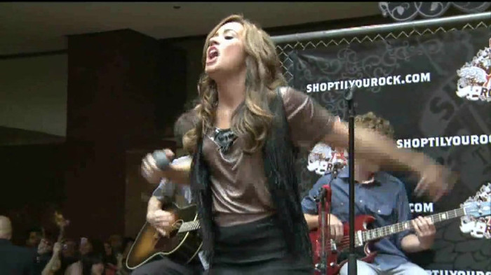 Demi Lovato  Live at Glendale Galleria  in LA for Cambio in HD 04860 Demi Lovato  Live at Glendale Galleria  in LA for Cambio in HD 04860