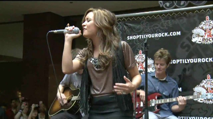 Demi Lovato  Live at Glendale Galleria  in LA for Cambio in HD 04890 Demi Lovato  Live at Glendale Galleria  in LA for Cambio in HD 04890