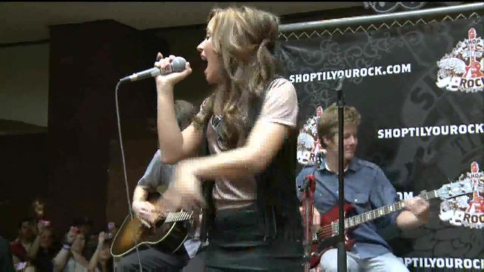 Demi Lovato  Live at Glendale Galleria  in LA for Cambio in HD 04912 Demi Lovato  Live at Glendale Galleria  in LA for Cambio in HD 04912