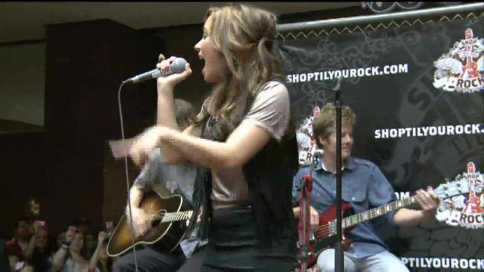 Demi Lovato  Live at Glendale Galleria  in LA for Cambio in HD 04915 Demi Lovato  Live at Glendale Galleria  in LA for Cambio in HD 04915