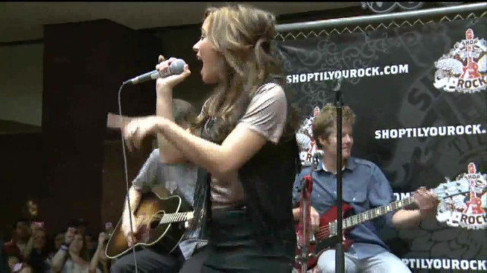 Demi Lovato  Live at Glendale Galleria  in LA for Cambio in HD 04916 Demi Lovato  Live at Glendale Galleria  in LA for Cambio in HD 04916