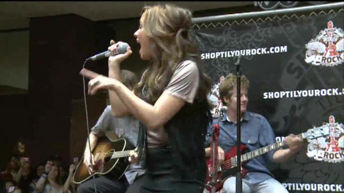 Demi Lovato  Live at Glendale Galleria  in LA for Cambio in HD 04917 Demi Lovato  Live at Glendale Galleria  in LA for Cambio in HD 04917