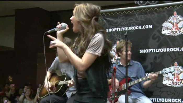 Demi Lovato  Live at Glendale Galleria  in LA for Cambio in HD 04919 Demi Lovato  Live at Glendale Galleria  in LA for Cambio in HD 04919