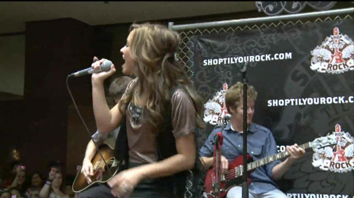 Demi Lovato  Live at Glendale Galleria  in LA for Cambio in HD 04929 Demi Lovato  Live at Glendale Galleria  in LA for Cambio in HD 04929