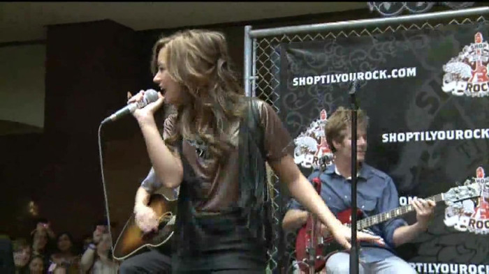 Demi Lovato  Live at Glendale Galleria  in LA for Cambio in HD 04942 Demi Lovato  Live at Glendale Galleria  in LA for Cambio in HD 04942