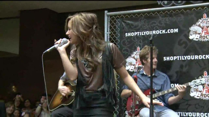 Demi Lovato  Live at Glendale Galleria  in LA for Cambio in HD 04944 Demi Lovato  Live at Glendale Galleria  in LA for Cambio in HD 04944