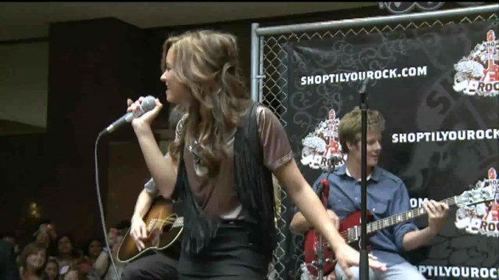 Demi Lovato  Live at Glendale Galleria  in LA for Cambio in HD 04950 Demi Lovato  Live at Glendale Galleria  in LA for Cambio in HD 04950