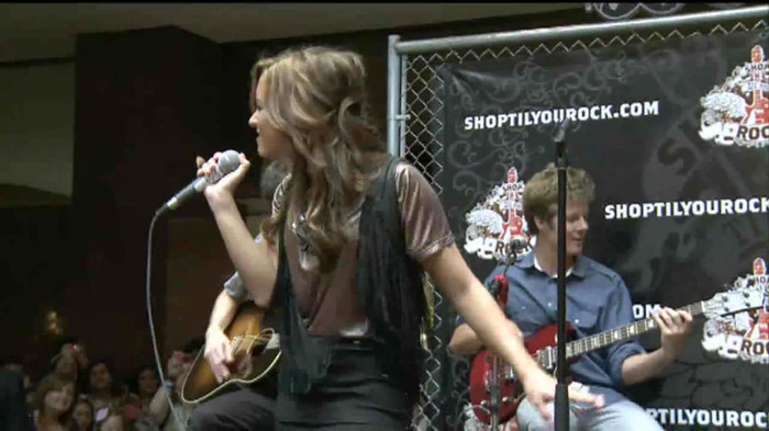 Demi Lovato  Live at Glendale Galleria  in LA for Cambio in HD 04951 Demi Lovato  Live at Glendale Galleria  in LA for Cambio in HD 04951