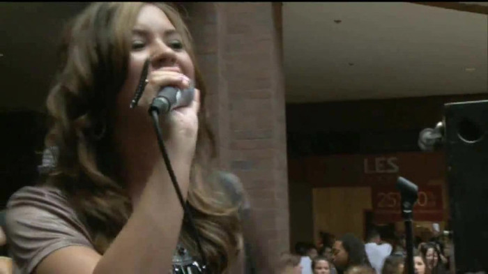 Demi Lovato  Live at Glendale Galleria  in LA for Cambio in HD 04989