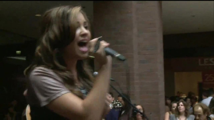 Demi Lovato  Live at Glendale Galleria  in LA for Cambio in HD 05040