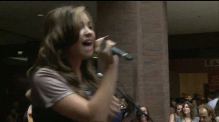 Demi Lovato  Live at Glendale Galleria  in LA for Cambio in HD 05042