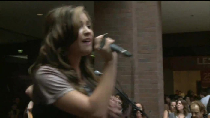 Demi Lovato  Live at Glendale Galleria  in LA for Cambio in HD 05043