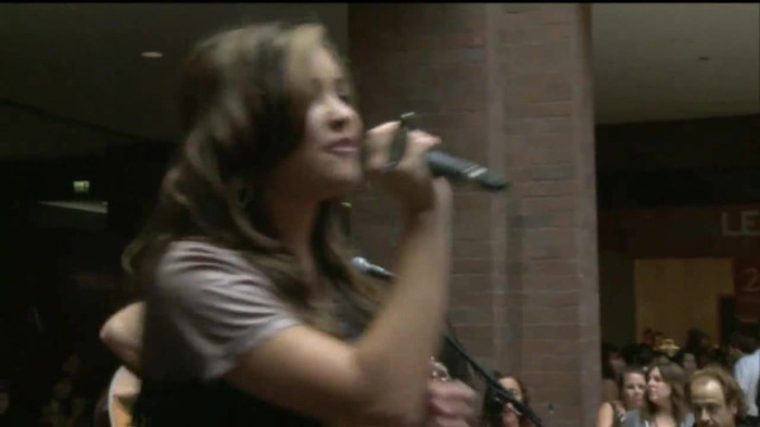 Demi Lovato  Live at Glendale Galleria  in LA for Cambio in HD 05046