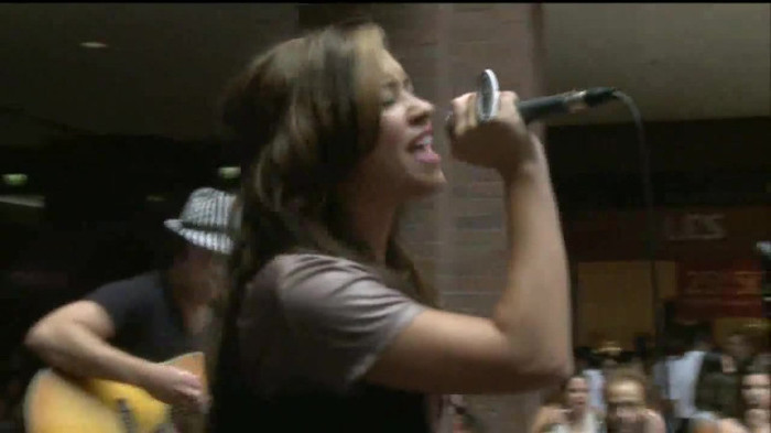 Demi Lovato  Live at Glendale Galleria  in LA for Cambio in HD 05058