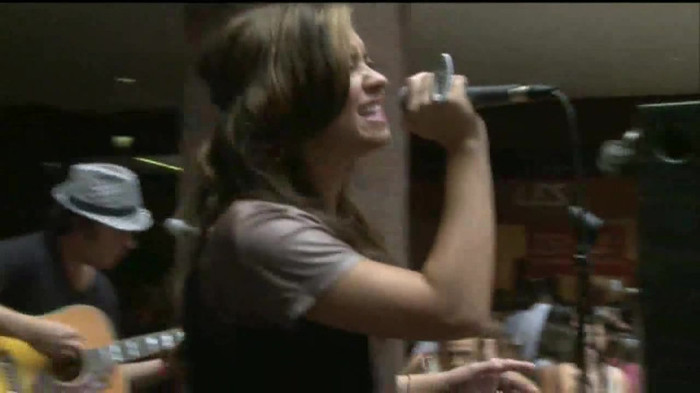 Demi Lovato  Live at Glendale Galleria  in LA for Cambio in HD 05069