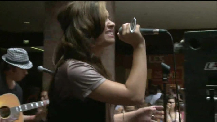 Demi Lovato  Live at Glendale Galleria  in LA for Cambio in HD 05075