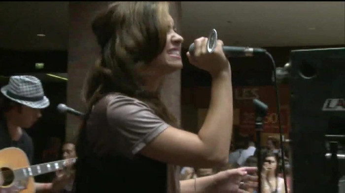 Demi Lovato  Live at Glendale Galleria  in LA for Cambio in HD 05077