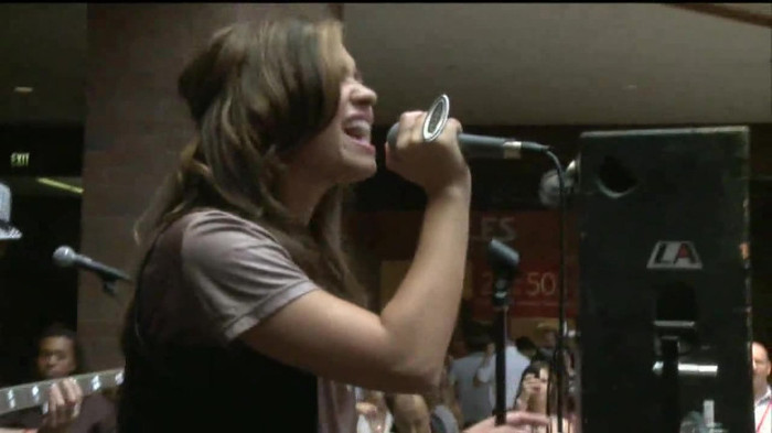 Demi Lovato  Live at Glendale Galleria  in LA for Cambio in HD 05091