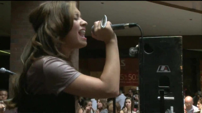 Demi Lovato  Live at Glendale Galleria  in LA for Cambio in HD 05140
