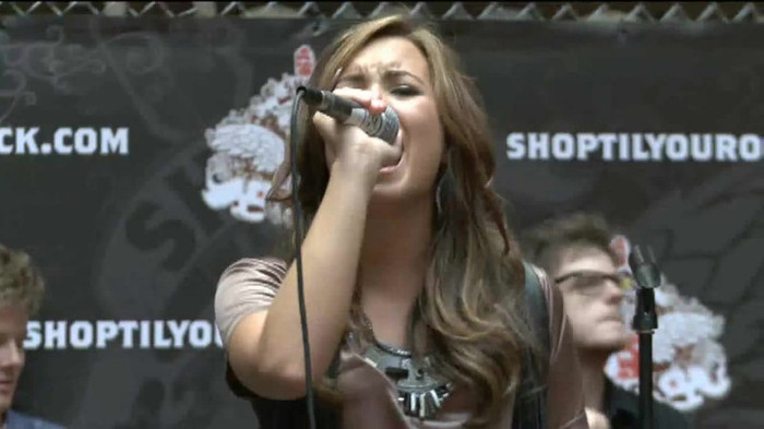 Demi Lovato  Live at Glendale Galleria  in LA for Cambio in HD 05142