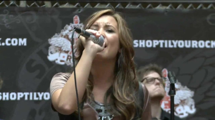 Demi Lovato  Live at Glendale Galleria  in LA for Cambio in HD 05150