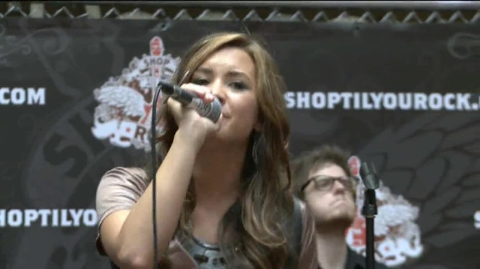 Demi Lovato  Live at Glendale Galleria  in LA for Cambio in HD 05154