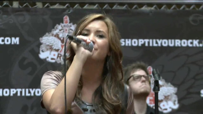 Demi Lovato  Live at Glendale Galleria  in LA for Cambio in HD 05155
