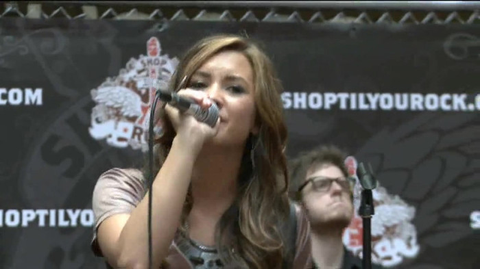 Demi Lovato  Live at Glendale Galleria  in LA for Cambio in HD 05156