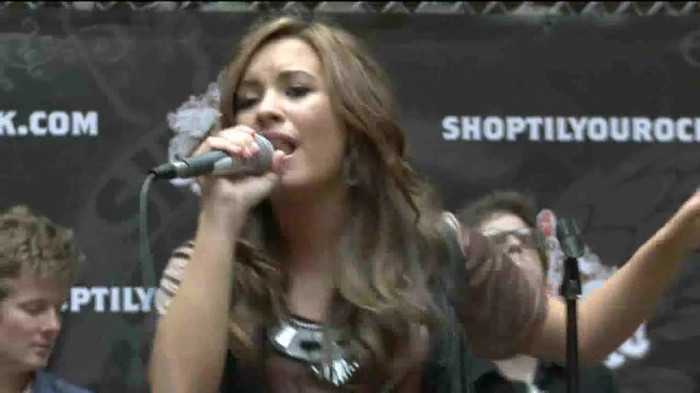Demi Lovato  Live at Glendale Galleria  in LA for Cambio in HD 05202