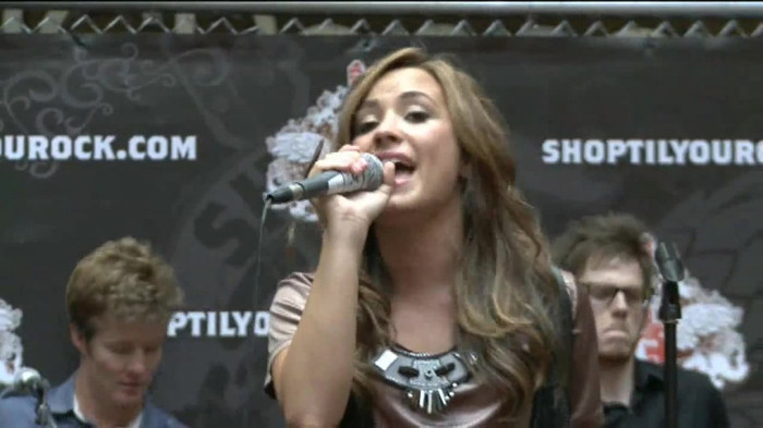 Demi Lovato  Live at Glendale Galleria  in LA for Cambio in HD 05252