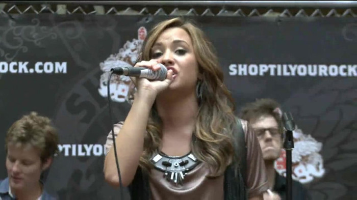 Demi Lovato  Live at Glendale Galleria  in LA for Cambio in HD 05269