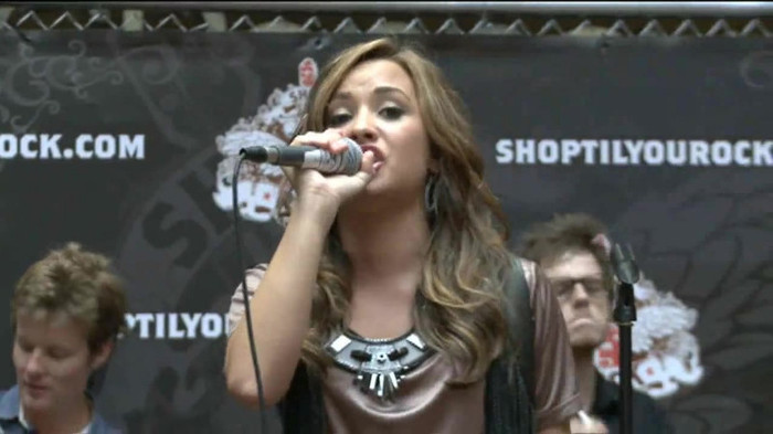 Demi Lovato  Live at Glendale Galleria  in LA for Cambio in HD 05270