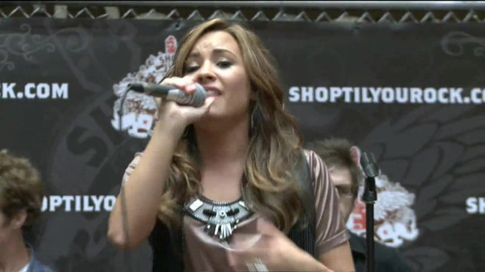 Demi Lovato  Live at Glendale Galleria  in LA for Cambio in HD 05281