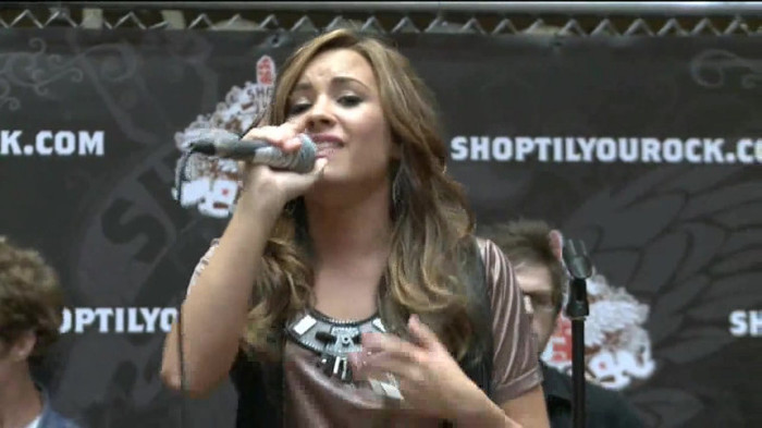 Demi Lovato  Live at Glendale Galleria  in LA for Cambio in HD 05282