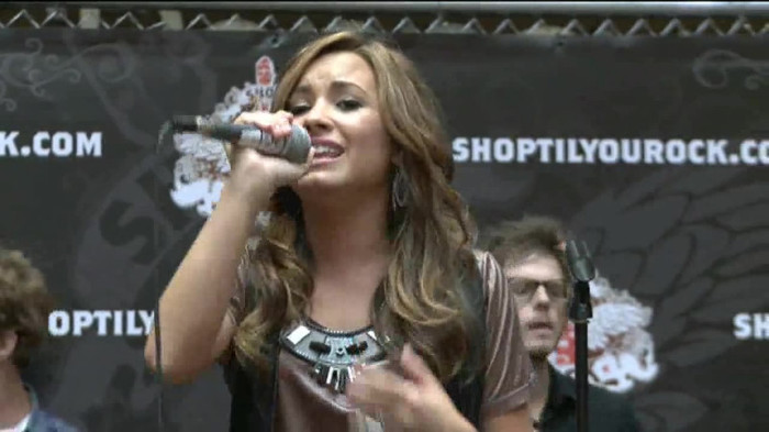 Demi Lovato  Live at Glendale Galleria  in LA for Cambio in HD 05287
