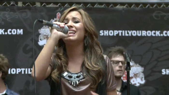 Demi Lovato  Live at Glendale Galleria  in LA for Cambio in HD 05290