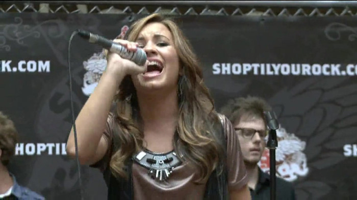 Demi Lovato  Live at Glendale Galleria  in LA for Cambio in HD 05292