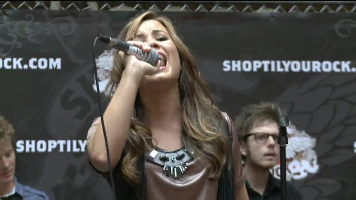 Demi Lovato  Live at Glendale Galleria  in LA for Cambio in HD 05306