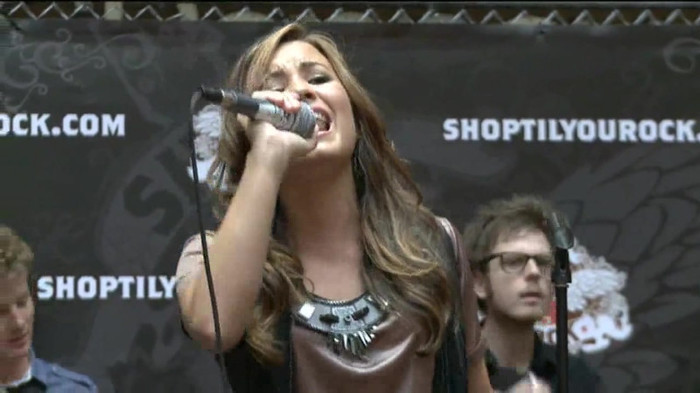 Demi Lovato  Live at Glendale Galleria  in LA for Cambio in HD 05308